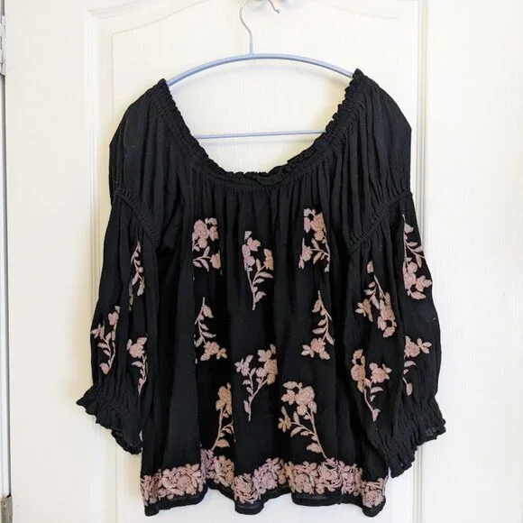 AEO On Or Off Shoulder Pink and Black Floral Embroidered Boho Puff Sleeved Top - Picture 2 of 7